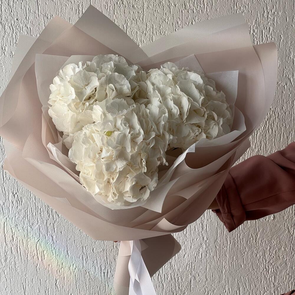https://content3.flowwow-images.com/data/flowers/1000x1000/77/1660379840_5933777.jpg